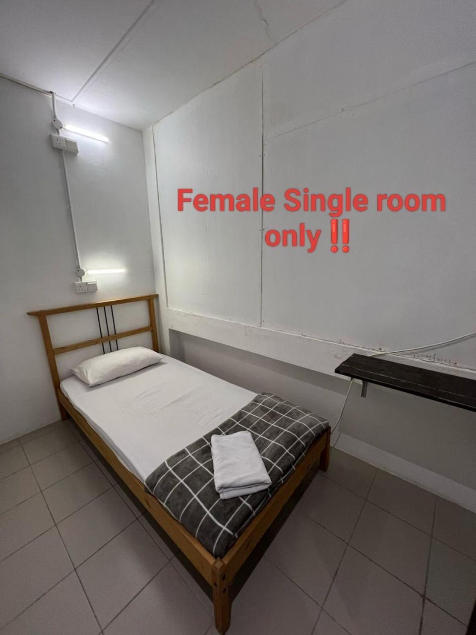 Sunset Homestay - Backpacker Hostel Self Checkin Kuching Ngoại thất bức ảnh