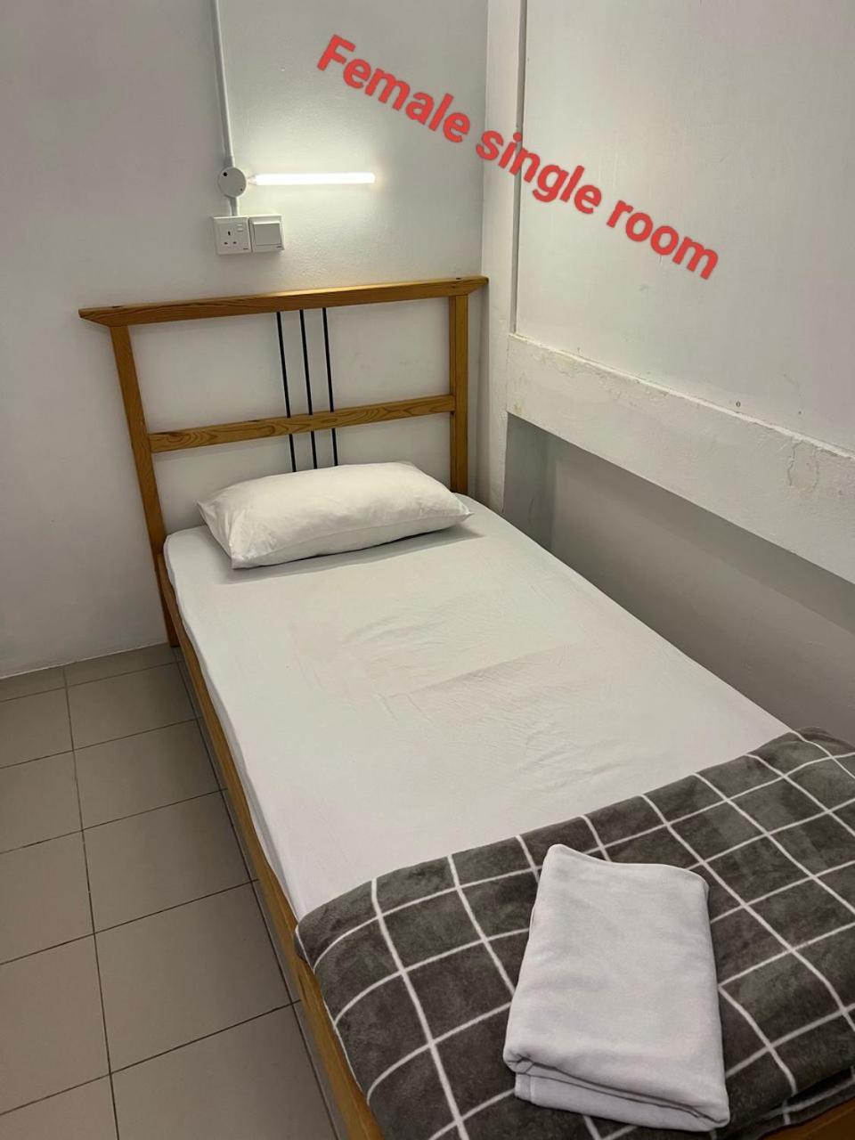 Sunset Homestay - Backpacker Hostel Self Checkin Kuching Ngoại thất bức ảnh